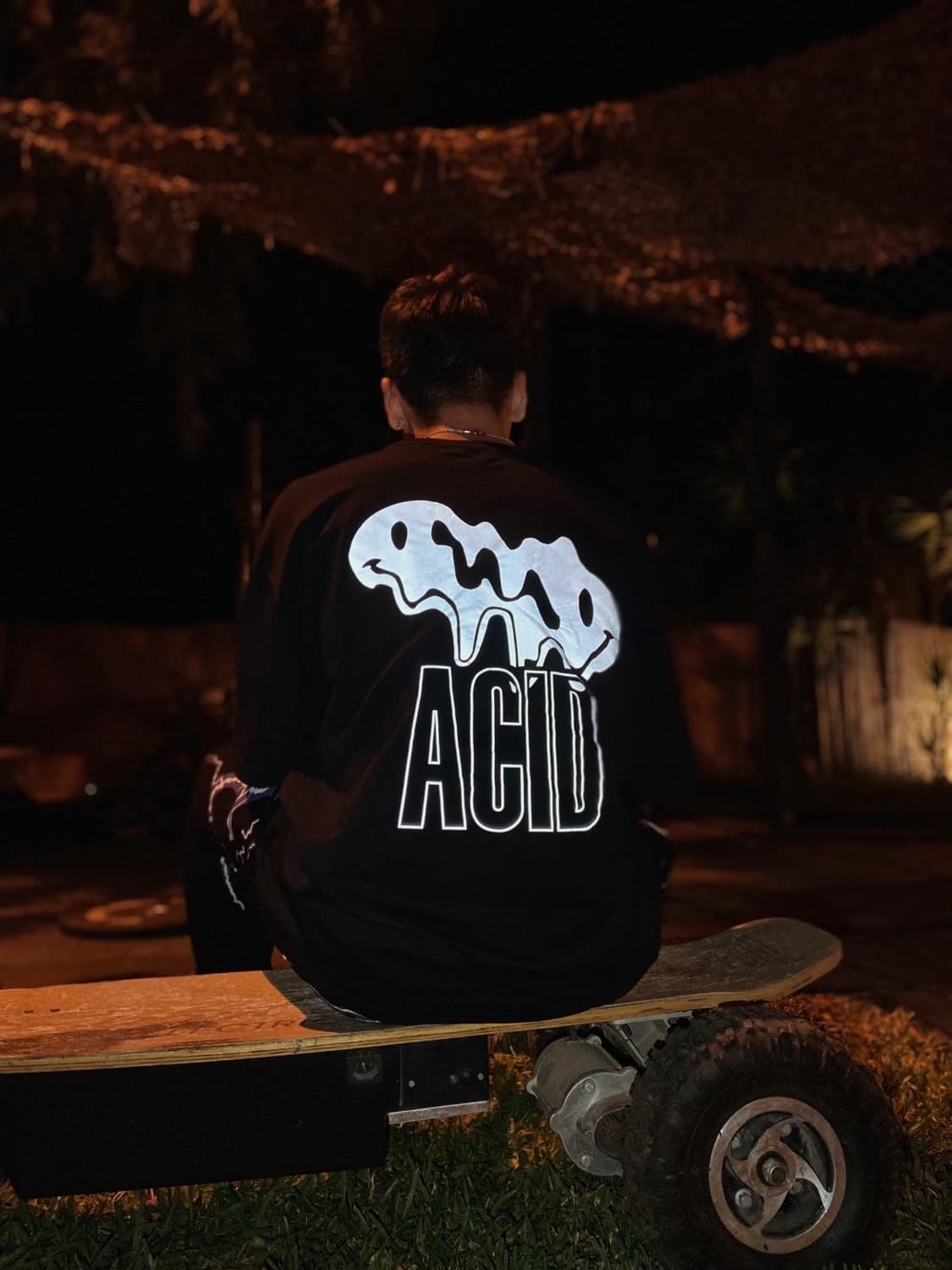 Wheraver Acid Tee — siyah oversize, reflektif baskı