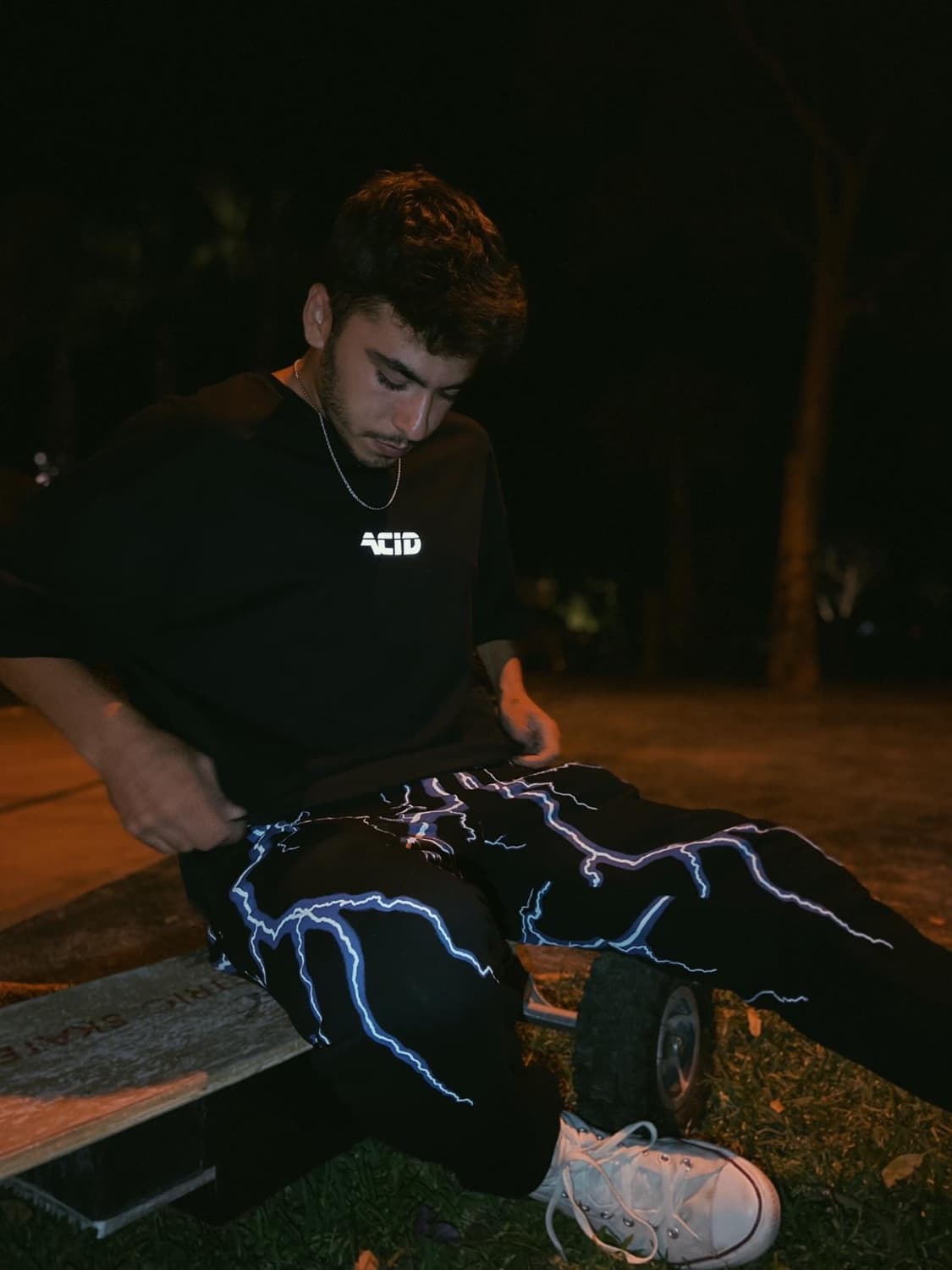 Wheraver Acid Tee — sokak çekimi, gece
